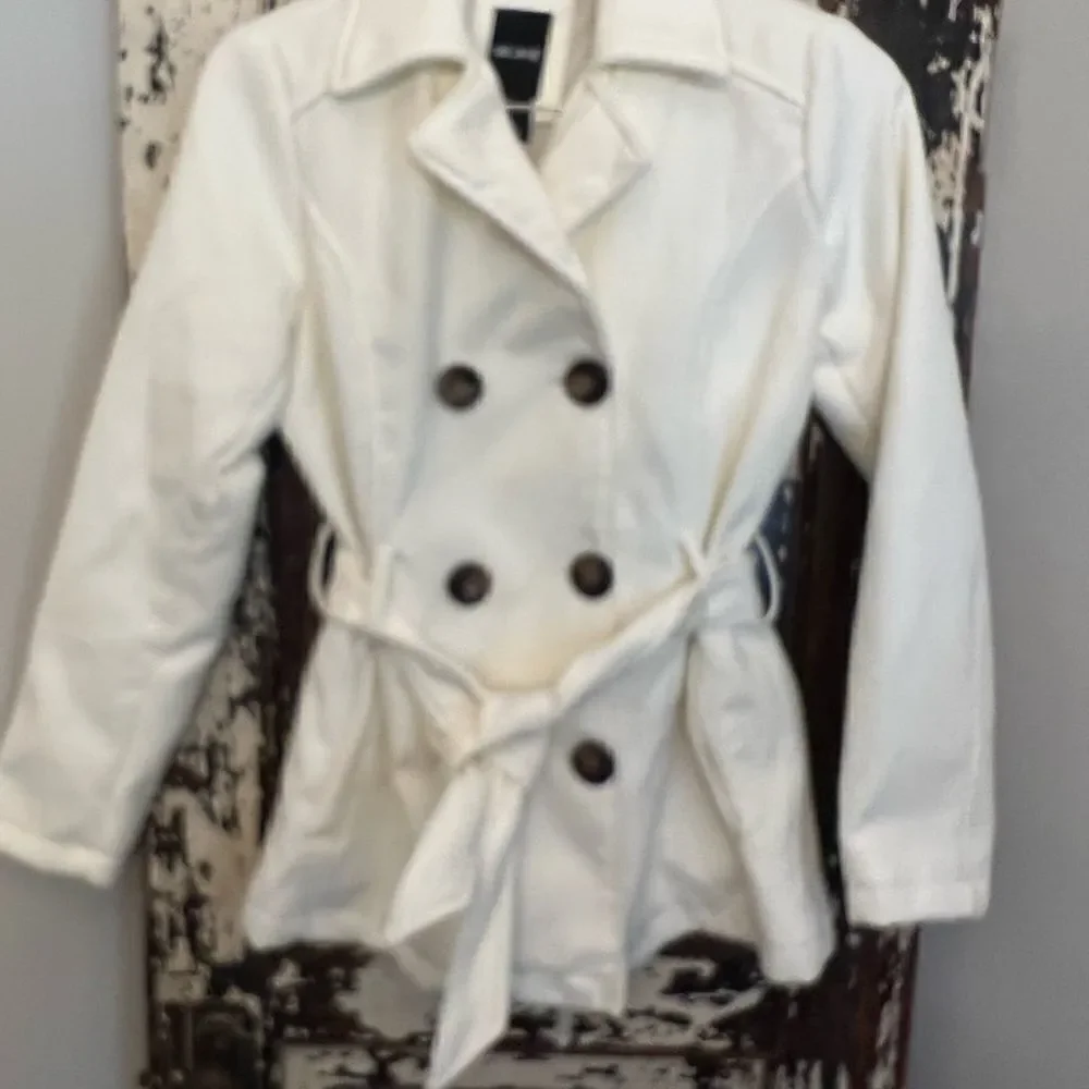 Me Jane Women’s White lightweight fall/winter coat. Size Medium.